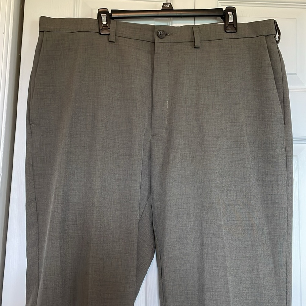 Men's 40x32 Haggar Classic fit Cool 18 flat front Olive/Tan Dress Pants pockets